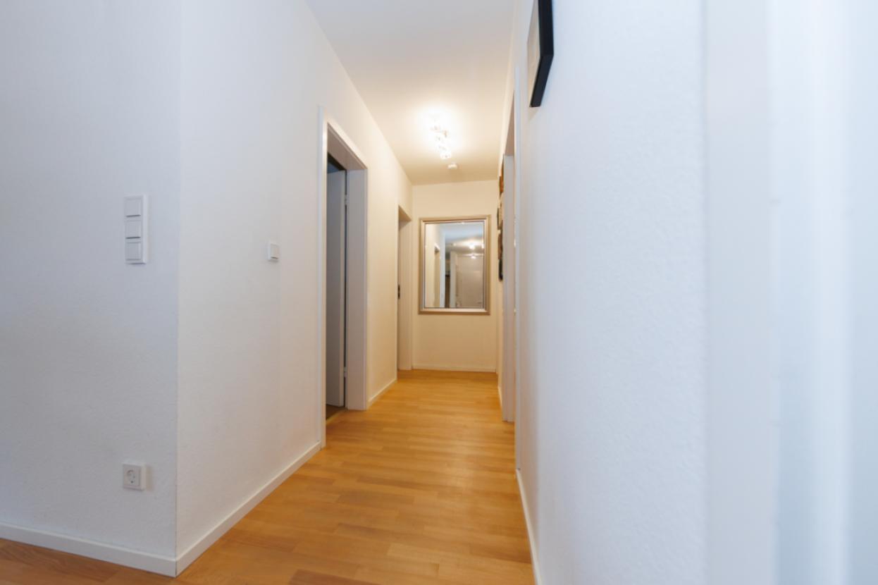 Heller Flur und neuwertiges Echtholzparkett in der ganzen Wohnung
