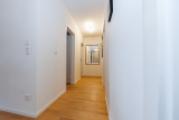 Heller Flur und neuwertiges Echtholzparkett in der ganzen Wohnung