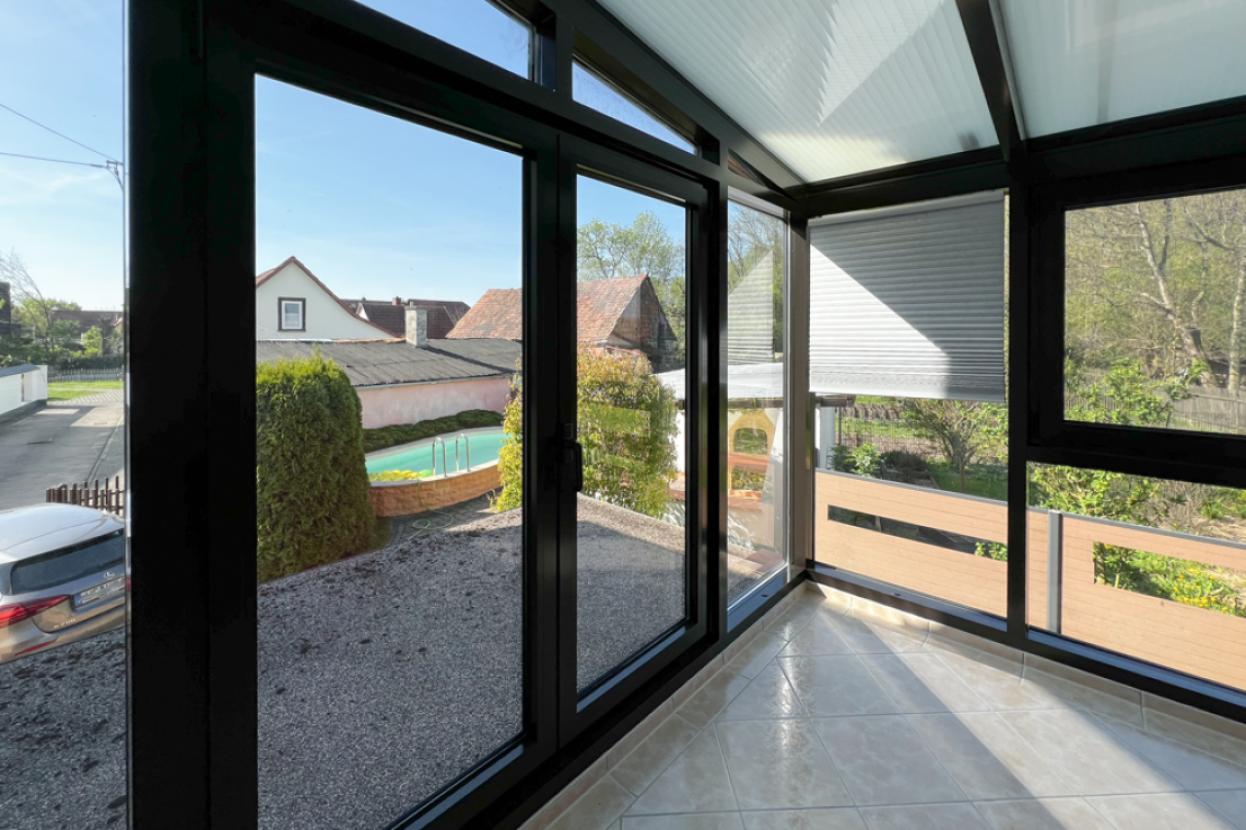 Blick zum eigenen Pool