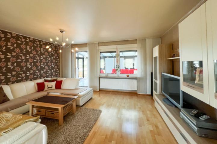 Wohnzimmer mit Blick zur Terrasse