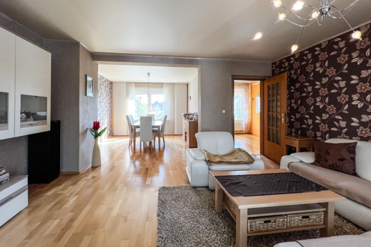 Blick vom Wohn- ins Esszimmer