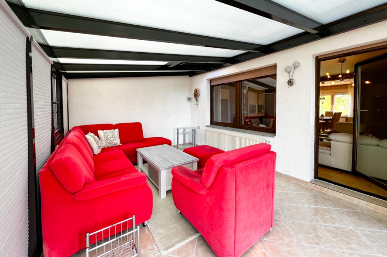 Blick vom Wintergarten ins Wohnzimmer