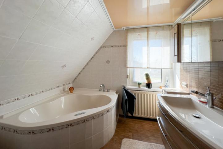 Bad mit Whirlpoolwanne