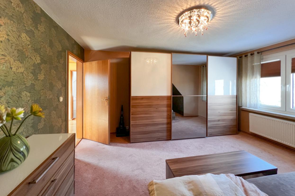 Schlafzimmer mit viel Platz