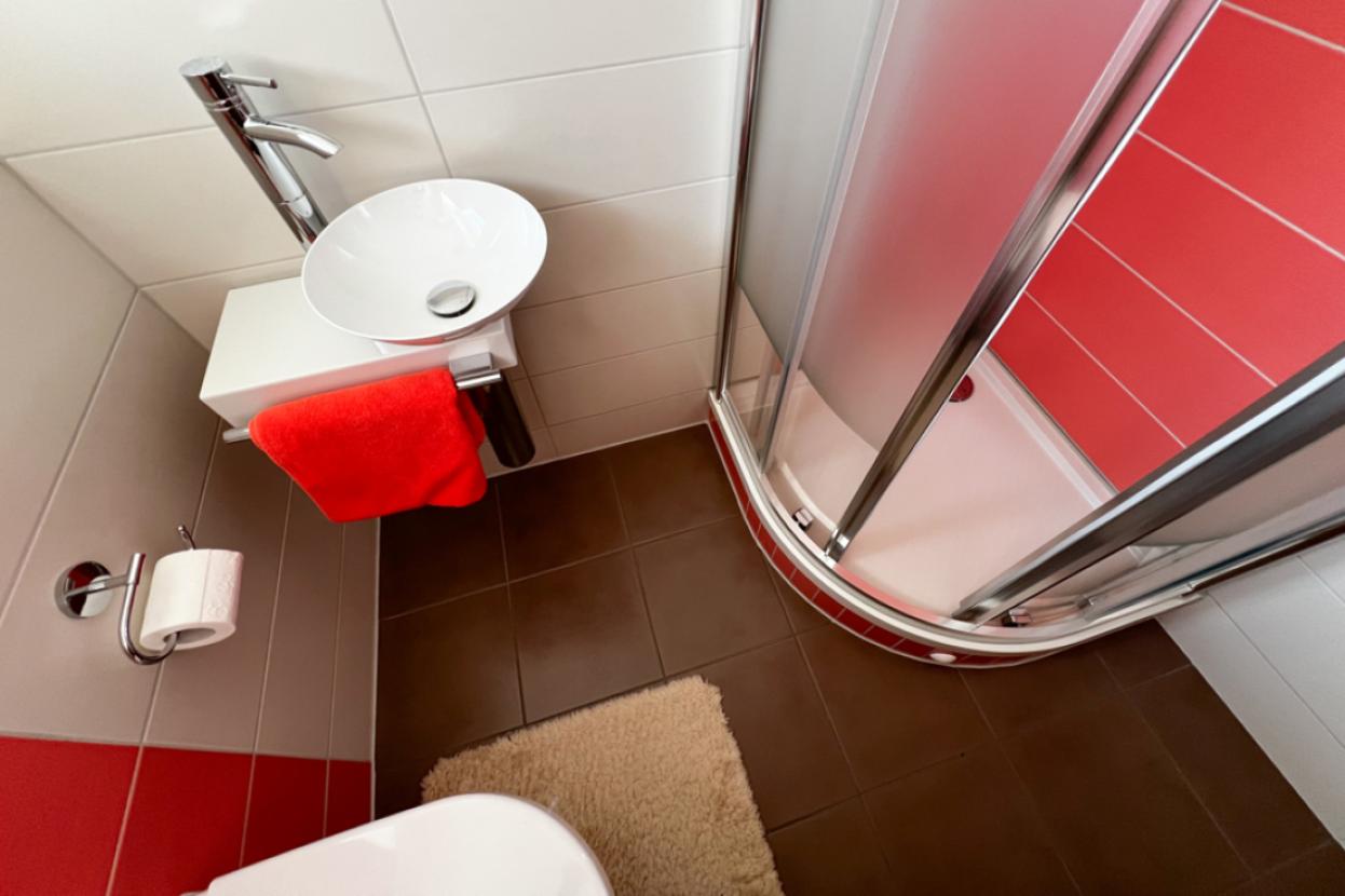 Modernes Duschbad im KG