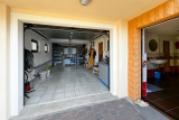 Garage und Kellereingang