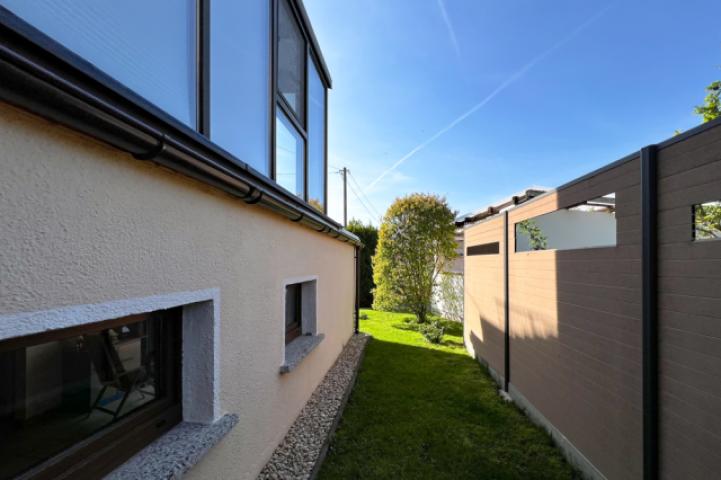 Schmales Grundstück mit Sichtschutz zum Nachbarn