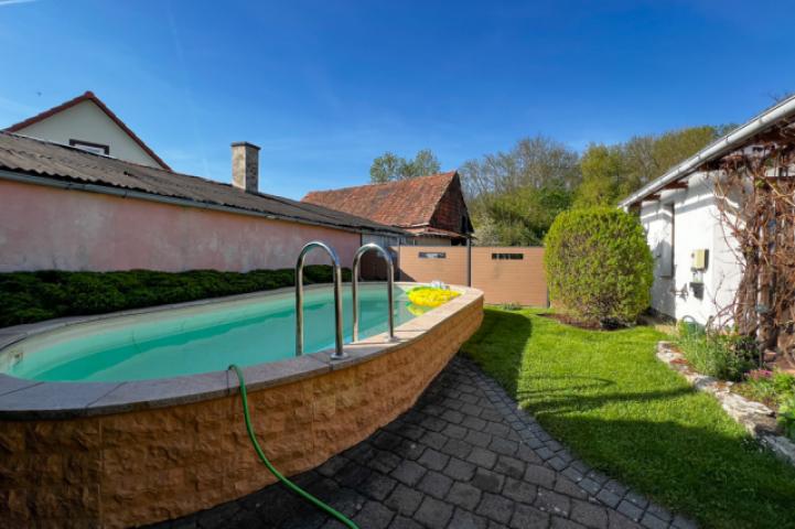 Pool und Gartenhaus
