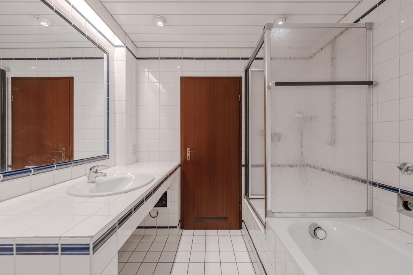 Ansicht Bad mit Dusche und Wanne