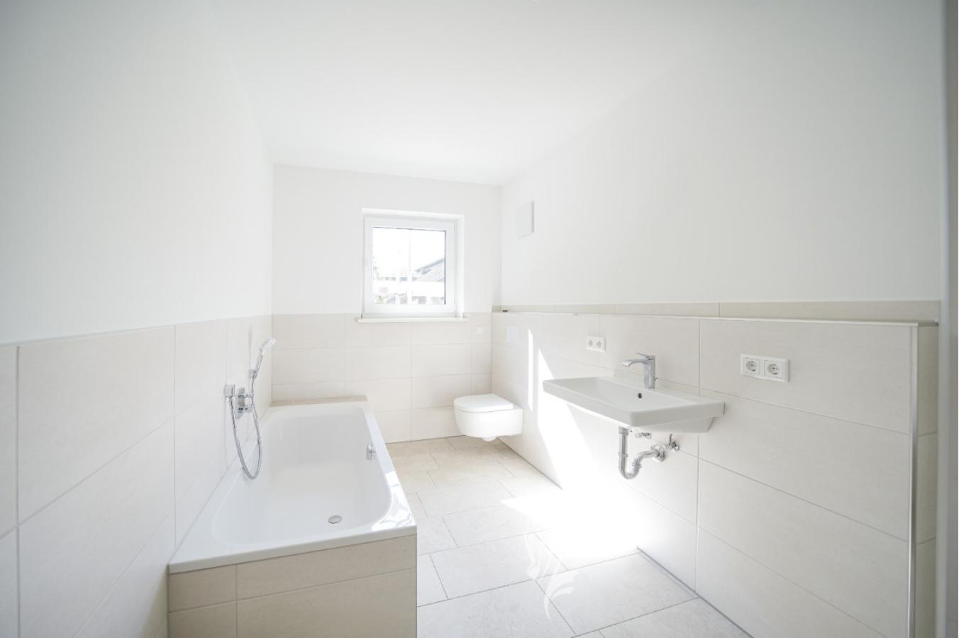 Bad mit Wann und begehbarer Dusche