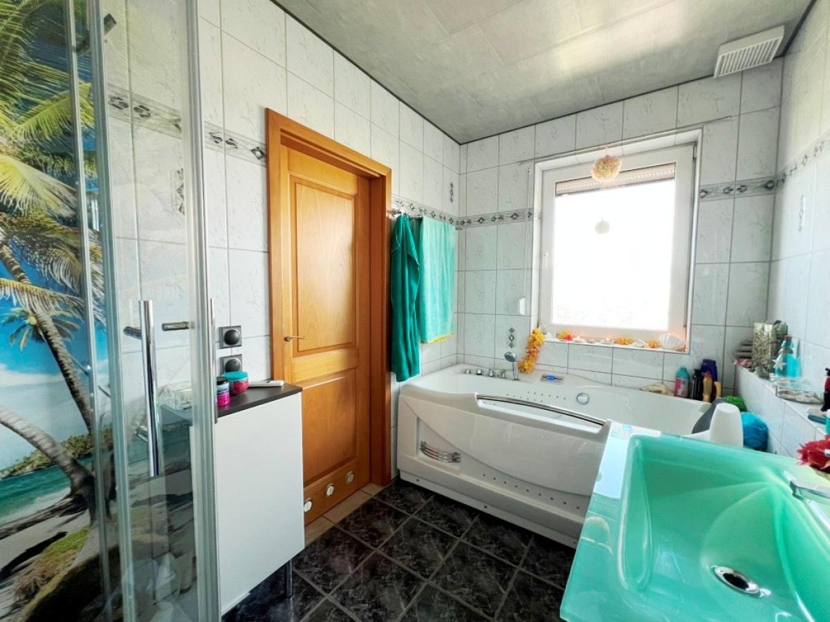 Tageslichtbad mit Dusche und Whirlpool