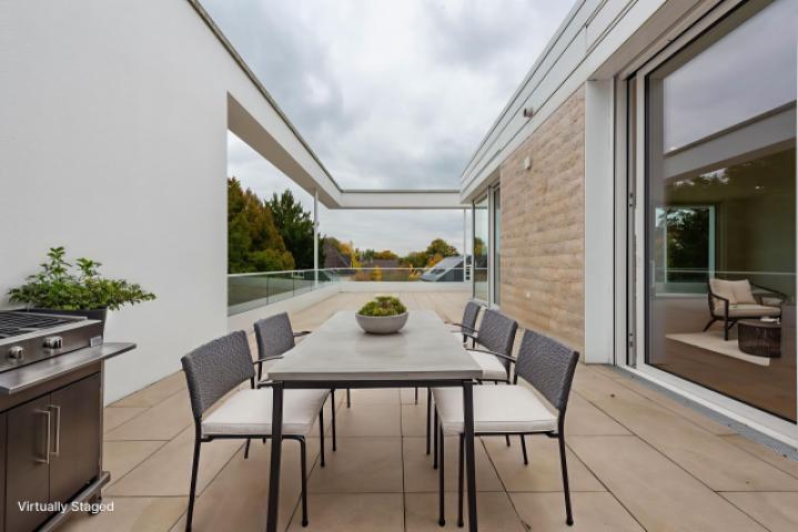 Terrasse mit Einrichtung