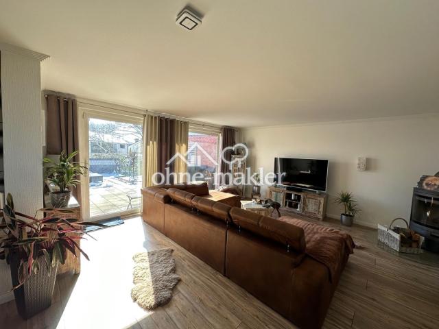 Wohnbereich mit großem Fenster