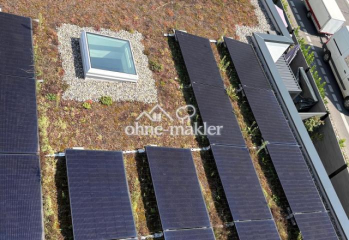 Dach mit Teilen der PV-Anlage