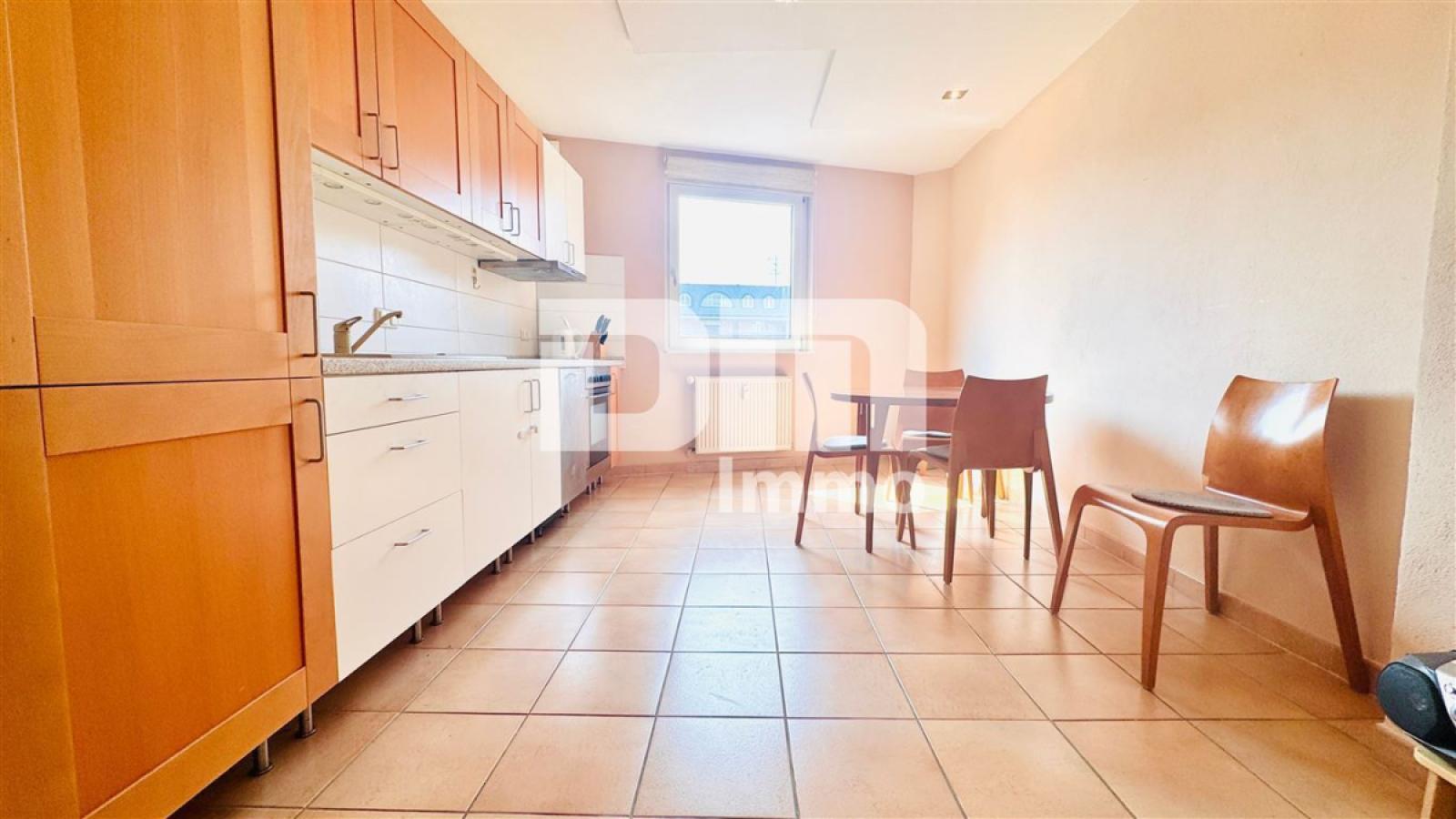 Offener Wohnküchenbereich mit Einbauküche