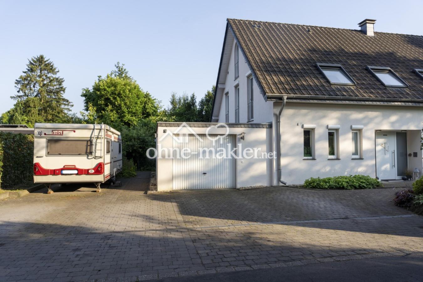 Garage und Stellplätze