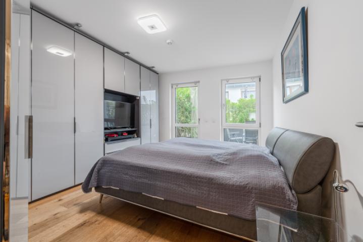 Schlafzimmer mit Zugang zur Terrasse