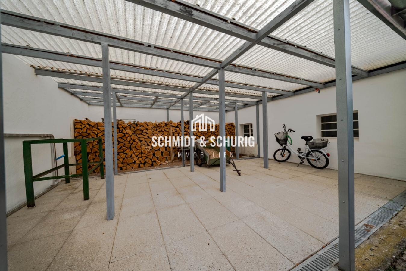 Überdachter Lagerplatz