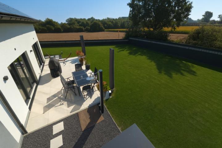 Blick über Garten und Terrasse