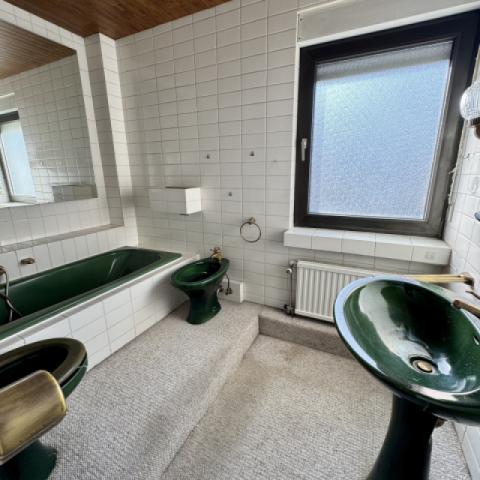 Badezimeransicht mit Fenster