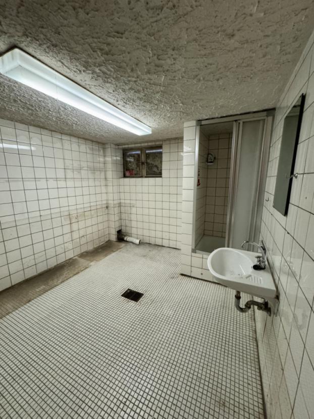 Kellerraum mit Dusche