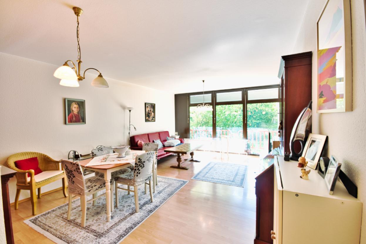 Großes Wohnzimmer mit viel Licht und Grünblick