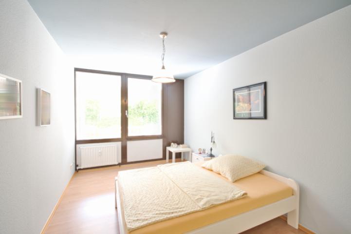 Weiteres Schlaf- oder Kinderzimmer mit viel Licht und Grünblick