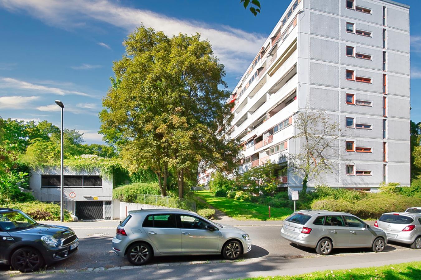 Außenansicht mit viel Grün