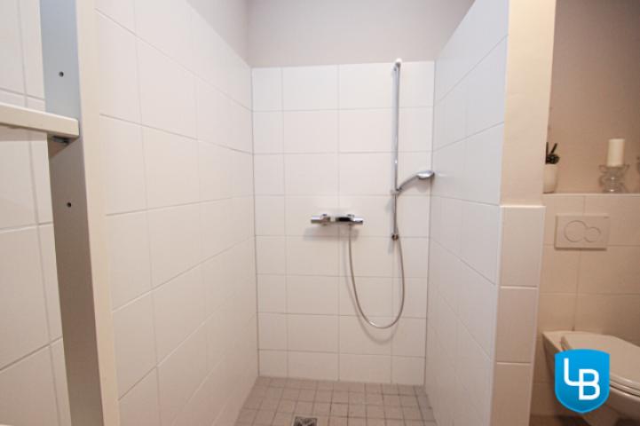 ..mit bodentiefer Dusche