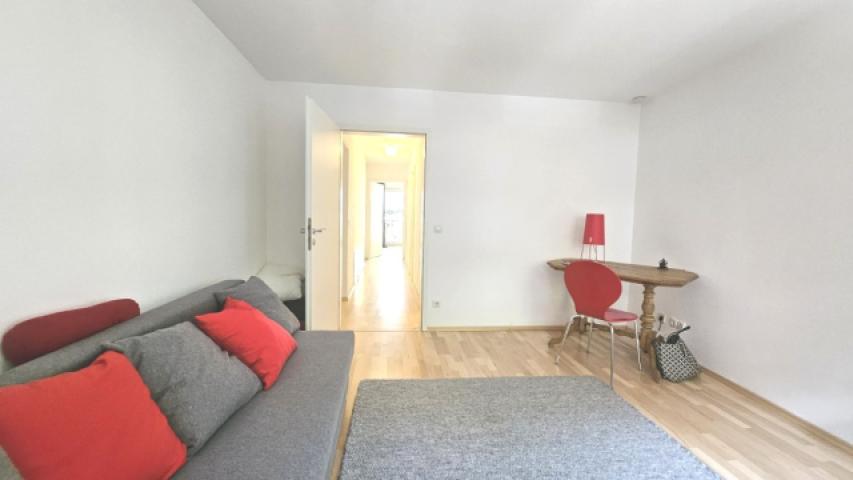 Gästezimmer mit Blick in den Flur