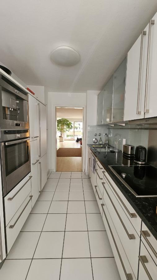 Küche mit Blick ins Ess-/Wohnzimmer