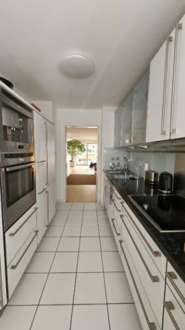 Küche mit Blick ins Ess-/Wohnzimmer