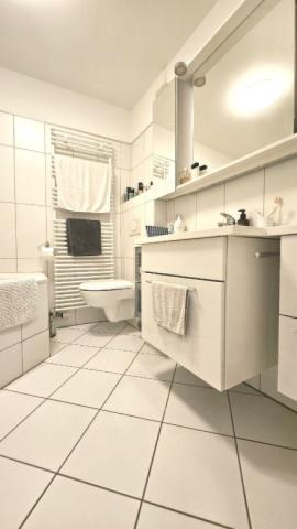 Badezimmer mit Wanne und Dusche