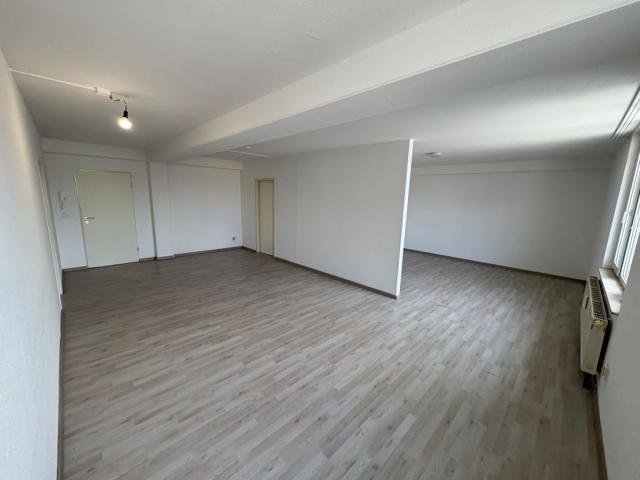 03-1.OG-Wohnzimmer-blick zur Wohnungstür-Bad