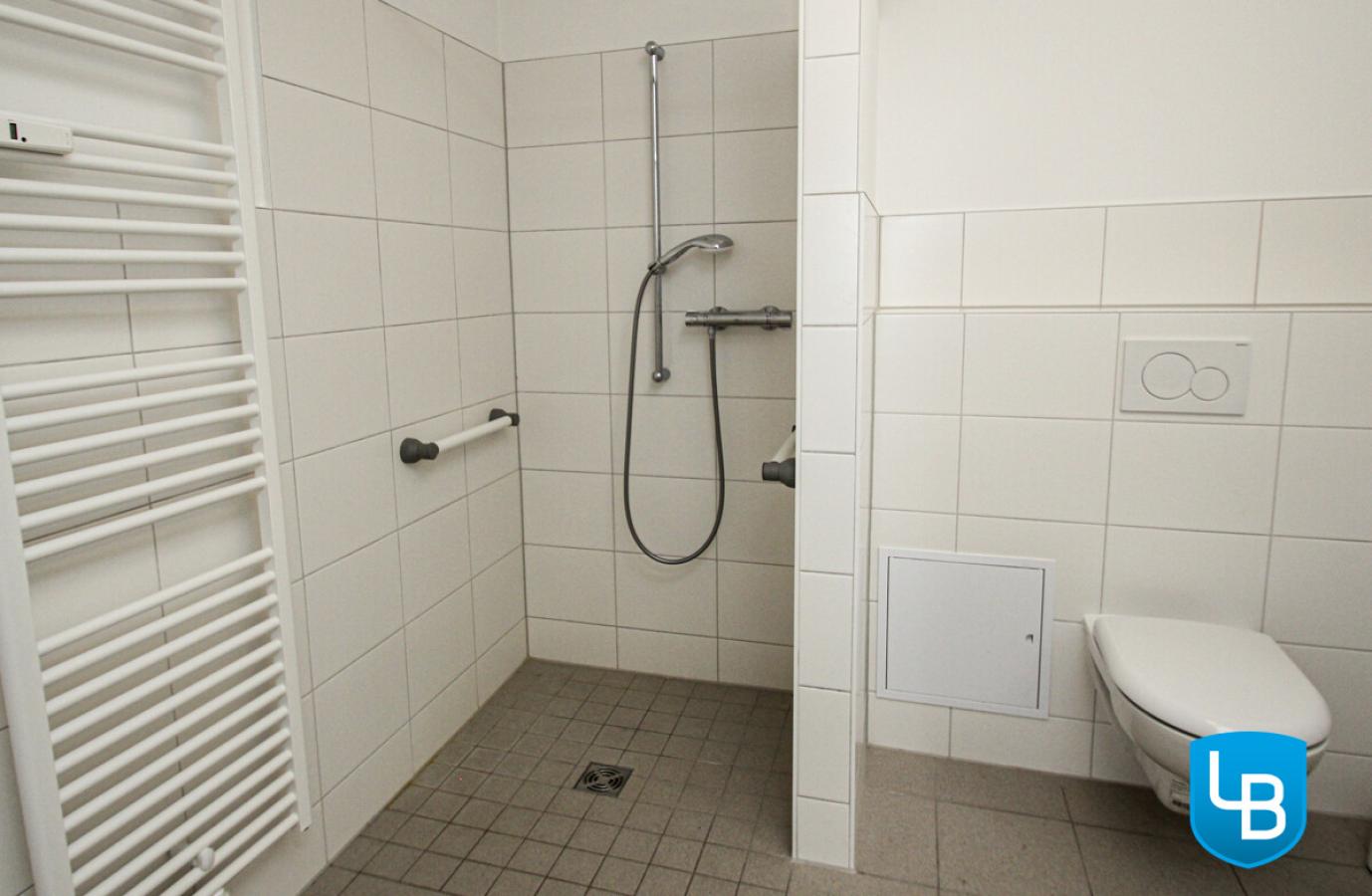 ..mit bodentiefer Dusche