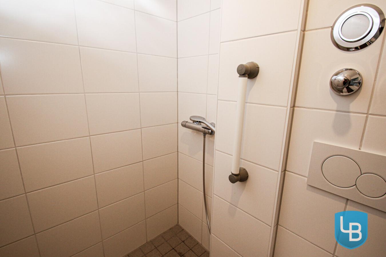 ..mit bodentiefer Dusche