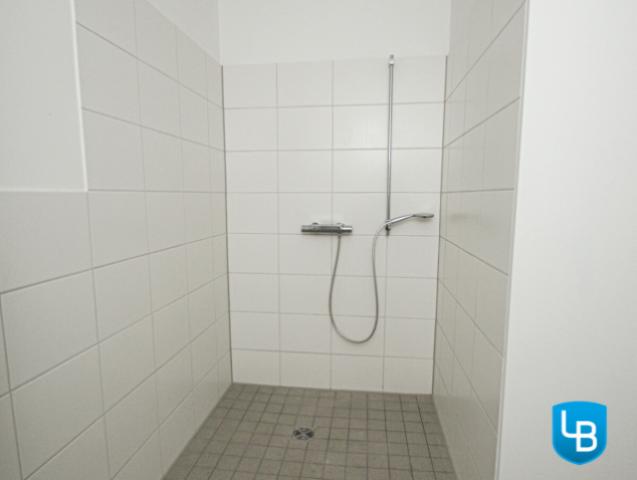 ..mit bodentiefer Dusche