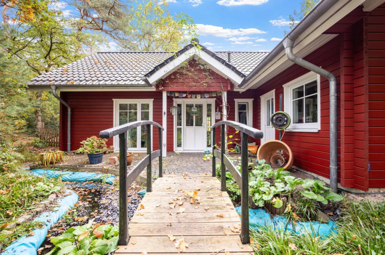 Hauseingang mit Brücke