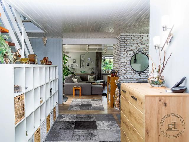 Eingangsbereich mit Blick ins Wohnzimmer