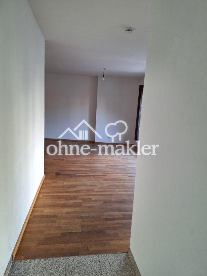 Blick von Flur ins Wohnzimmer