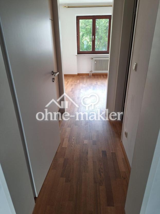 Durchgang mit Einbauschränken