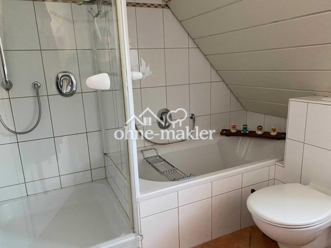 Bad mit Wanne und Dusche