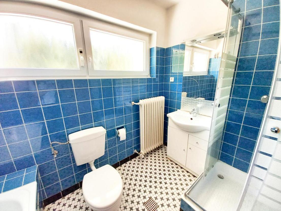 Badezimmer mit Wanne und Dusche