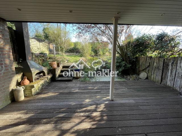 Blick auf Terrasse und Garten