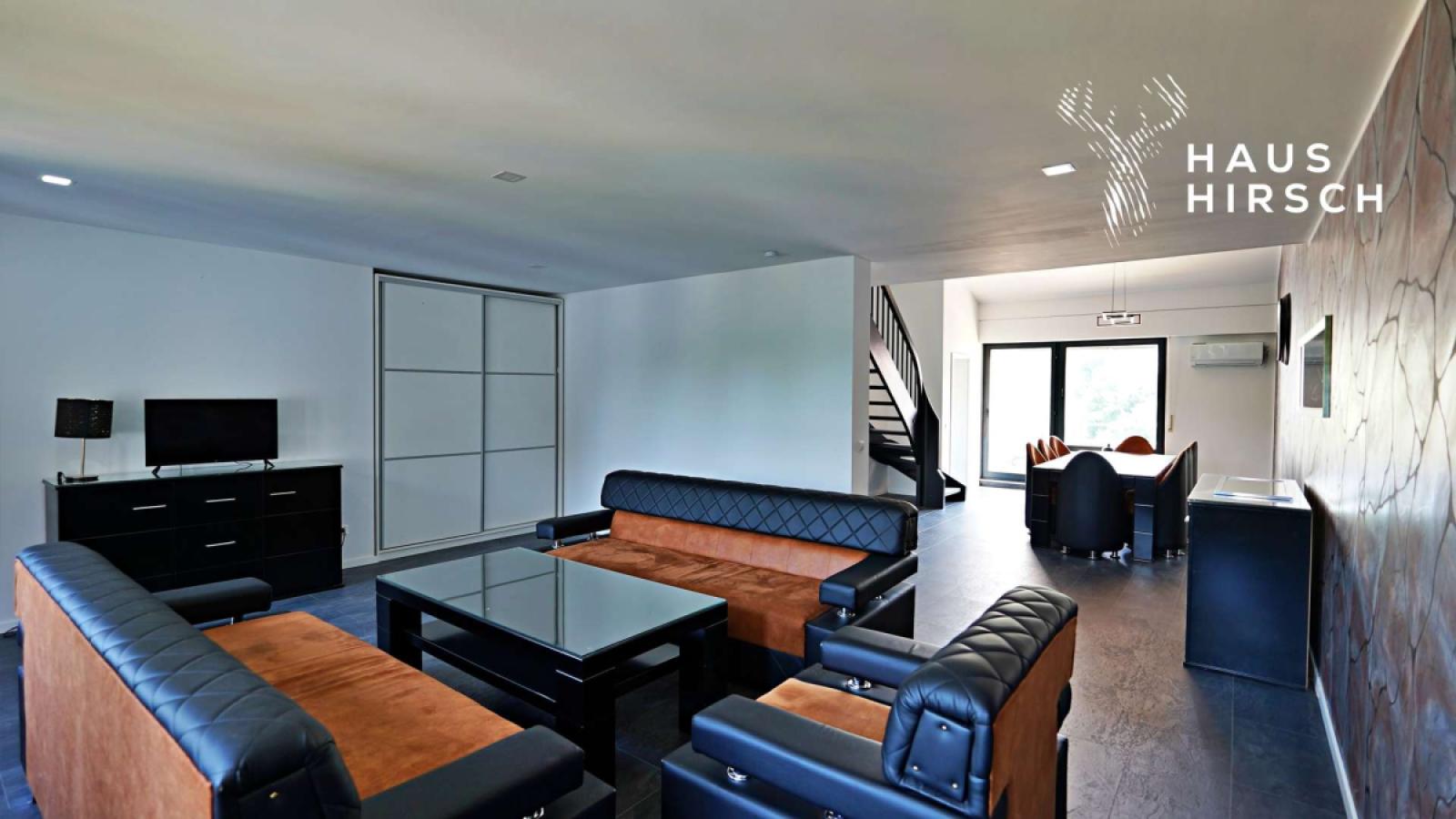 ausgestattetes Wohnzimmer