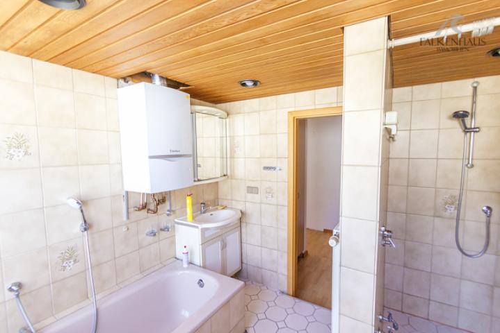 Badewanne und Dusche