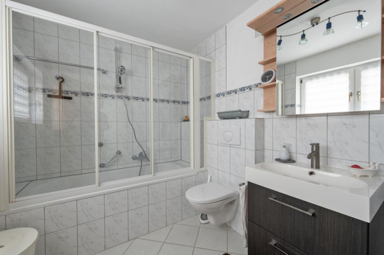 Badezimmer im Gartengeschoss