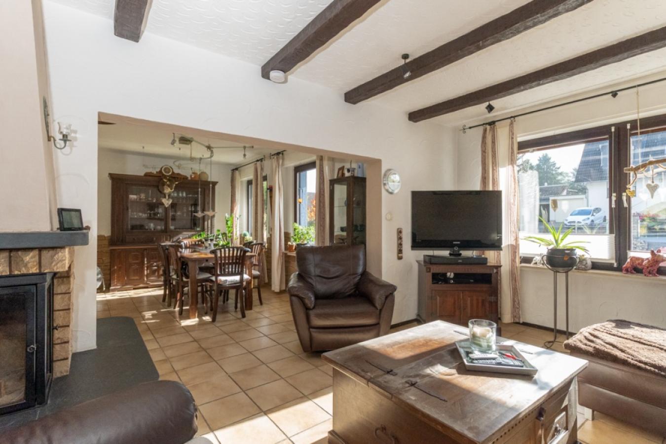 Offener Wohn-Essbereich mit Kamin