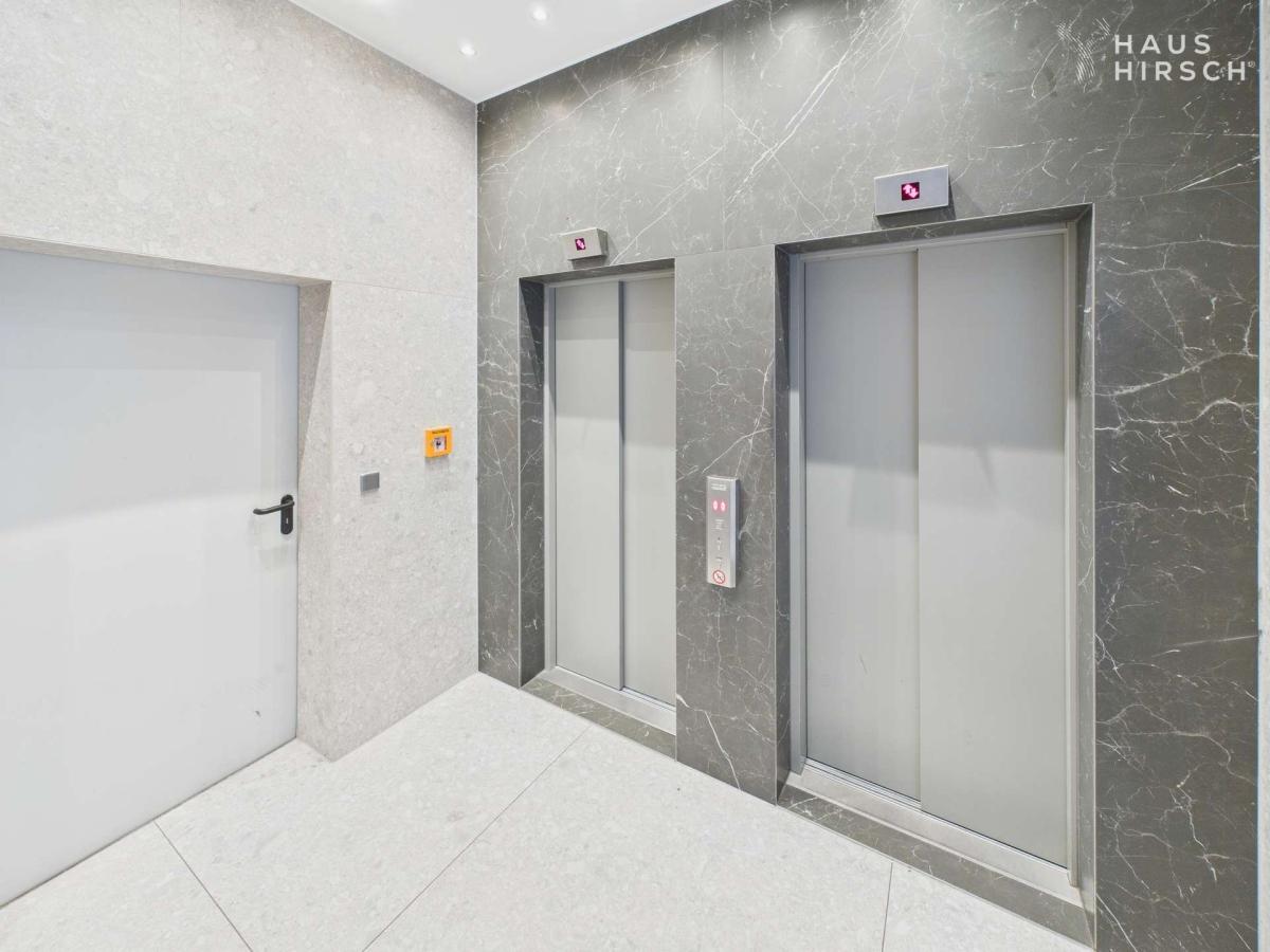 Eingangsbereich mit 2 Aufzügen.