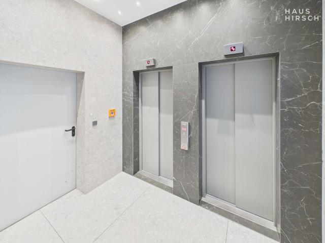 Eingangsbereich mit 2 Aufzügen.